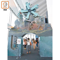 展望台入口處，也以半立體方式重現了《天空之城》初段曾閃過的Laputar古文明機械。