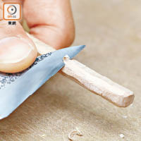 Step 4. 以木工小刀削出湯匙的彎線，美化其形狀。