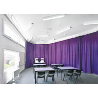 在紫色的課室內上課，好Fancy啊！