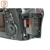 支援CF和SD雙記憶卡插槽，以便記錄相片和影片。