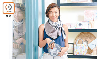香港女設計師 Suki Tsui憑着「Affordable & Wearable Art」信念，及對創作的熱誠，希望以藝術影響別人，同時藉此將快樂和正面的能量帶給別人。<br>Marble灰色圖案圍巾 $1,280、Marble灰色圖案手袋 $1,280