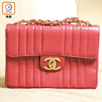 1991年CHANEL Red Caviar色特大單肩袋 $39,500