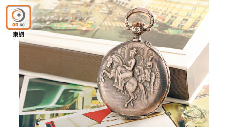 1910年Lépine珐琅錶面懷錶，錶殼雕刻有女騎士策騎的場景，是店內最古老的珍藏。