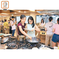在長榮大學跟觀光與餐飲管理學系的同學交流外，還一起做午飯。