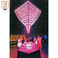 這個名為「江戶櫻rium」的作品，由天花的「江戶切子吊燈」及櫻花狀的「Sakurarium」魚缸結合而成。