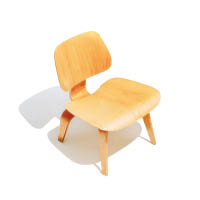 Eames LCW Plywood Chair<br>1946年面世的椅子，由5個曲木組件合成，闊大的椅板及椅腳盡顯可愛。優雅的流線型設計，用家於坐下時，重心微微後躺，十分舒適。