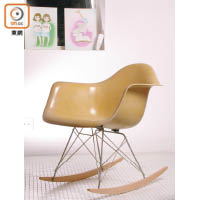 Eames RAR Rocker Chair<br>坐墊面層以塑膠製造，貼近身體曲線，扶手設計更見舒適，椅腳造型則令人聯想起艾菲爾鐵塔。