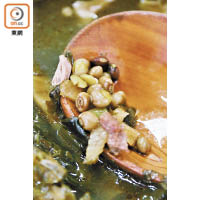 樹豆酸菜排骨湯用的樹豆，相傳是布農族男兒的「偉哥」，多喝添勇猛。