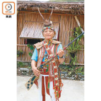 布農族男性傳統服裝感覺蠻時尚，頭頂鹿角帽更見獸獵色彩。