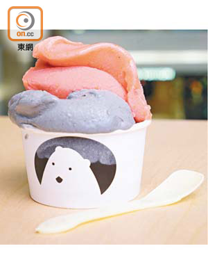 Petite House的Gelato雪糕單球售$35、雙球$55，紅桑子味雪葩酸甜醒神，黑芝麻味道又濃郁突出，猶如吃芝麻糊般。