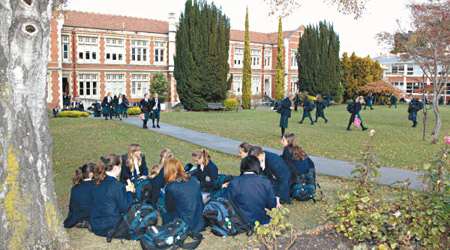Otago Girls' High School是南半球最早開辦的公立女校之一。