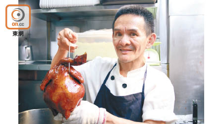 陳翰銘每日製作150隻油雞，事事親力親為，超長工時下，依然十分精靈，令人佩服！