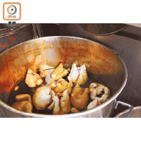 水滾後，將新鮮雞放落大鍋，加上鹽、糖、水、香料等，慢慢細火浸熟。
