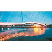 橋設有觀景平台，橋面更將設置夜間LED燈。