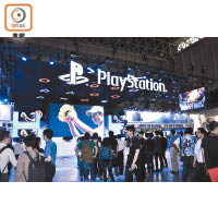 PlayStation攤位擺放了47個試玩台，主舞台的聲畫效果會延伸至天花板。