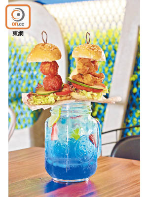 Dolphin Bay Burger & Soda $73<br>迷你版的泰式雞肉漢堡，以竹籤串起後插在用藍柑桔糖漿調校而成的特飲中，造型獨特。