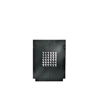 KARLBOX的木櫃採用啞黑色設計，木門兩邊鑲有36顆黑色窩釘，盡顯老佛爺的特色。29.5cm（長）×38cm（高）×39cm（闊）