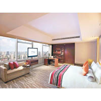 住進上海龍之夢萬麗酒店，可在60層高大樓上環顧上海全景。