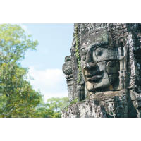 始建於12世紀末的巴戎廟，擁有著名的「高棉微笑」雕像佛塔。