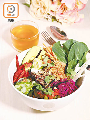 Laughing Buddha Bowl $99<br>從韓國的石頭鍋飯吸取靈感，以藜麥代替飯，伴以醃漬紫椰菜、辣椒粒、番茄乾、青瓜、牛油果和菇菌等，與辣椒杏仁醬拌勻來吃，味道十分豐富。