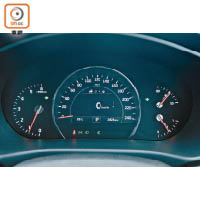 儀錶板奉行簡約基調，車速計下方更設有多功能顯示屏幕，豐富行車資訊。