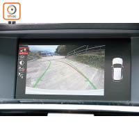 中控台屏幕連接了後泊車鏡頭，車尾環境一目了然。