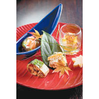 前菜拼盤<br>前菜有5種菜式，其中秋天特別肥美的秋刀魚，以日本有馬山椒烹煮，炮製出惹味的秋刀魚有馬煮。