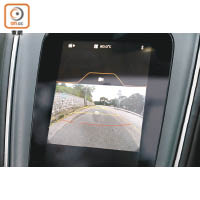 中控台屏幕以觸控式控制，而且連接了後泊車鏡頭。