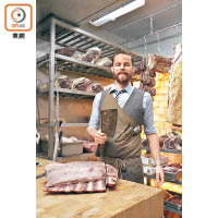將熟成房置於地下底層，而切肉專員Jonny更會密切留意肉類熟成狀態，放在切肉櫃讓客人即時選購。