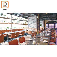 餐廳拆走數根大柱，讓自然光灑落用餐區，配以大量室內植物，營造出自然舒適氛圍。
