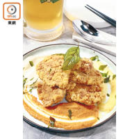 三色鹽酥雞 $128<br>鬆化雞肉配香茅忌廉、柚子麵豉醬和避風塘蛋黃醬，每一口都有不同的味道。