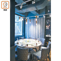 用餐區以藍色作主調，襯以竹林圖案牆紙，新派典雅。