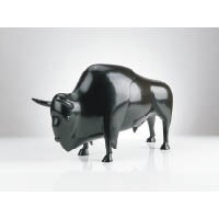 法國雕塑家丹尼爾‧達維歐擅長運用簡潔的線條進行創作，其手下的動物雕塑看似安詳，卻又反映出自己的性格。圖為銅雕作品《美洲水牛》（2013年）。