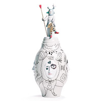 Conversation Vase<br>西班牙瓷器名牌合作推出的「幻想系列」（The Fantasy Collection），人臉瓶身加上小丑情人瓷器公仔The Lover，展現出天馬行空的創意。