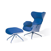 Lounger and Footrest<br>2010年的經典之作，與西班牙家具廠品牌BD Barcelona Design合作推出的休閒椅，屬於Showtime系列，優雅舒適。