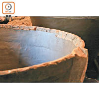 每層約10cm高的環狀陶土逐層搭上至十多層，才能變成容量達2,000公升的陶罐。