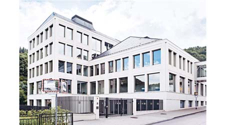 2015年落成的A. Lange & Söhne新錶廠分為兩棟大褸，佔地5,400平方米。