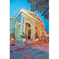建於1860年的崗頂劇院，以粉綠色牆身配希臘愛奧尼柱式倚柱，和諧美麗。