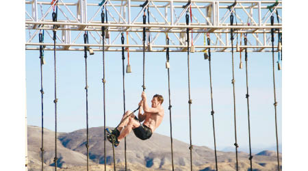 ROPE CLIMB<br>徒手攀爬離地17呎的繩索，到達頂端敲響鈴鐘。