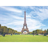 巴黎鐵塔至今仍成為很多遊客必到之地。