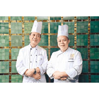 任職香港洲際酒店超過36年的欣圖軒總廚劉耀輝師傅（右），首次與曾有「中國烹飪名師」之稱、「王寶和」蟹宴第三代傳人王浩師傅（左）合作，聯手打造「王寶和至尊蟹宴」。
