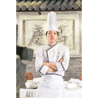 萬慶軒總廚陳偉庭師傅曾任職澳門米芝蓮3星食府，且曾於多項美食大賽如「中國烹飪世界大賽2016」中獲獎，擁有15年廚藝經驗，擅以創意糅合粵菜多變的烹調手法。