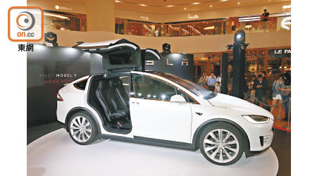 期待已久的Model X正式抵港，售價$610,200起。