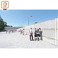 Berlin Wall Memorial保留了一截長約70米的圍牆牆身，牆身有一道闊約1cm縫隙讓你去窺探一番。