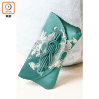 綠色龍形繡花繩結Clutch Bag $2,780