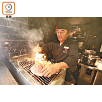 備長炭爐最高溫可達400℃，伊藤師傅利用炭火配合純熟技巧燒製出生熟度剛好的美味串燒。