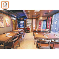餐廳四周掛滿日式掛布，增添居酒屋風味，吃一頓飯猶如去了一趟日本。