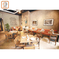 餐廳用上暖色系列及原木桌椅，令四周充滿溫暖的Homey Feel。