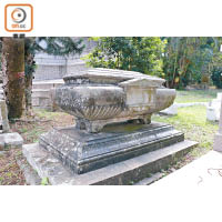 以石棺雕刻代替墓碑，是19世紀維多利亞時期典型的墳墓設計。