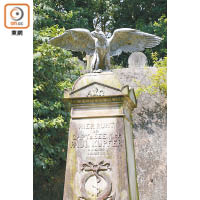 碑柱站立了展翅的鷹，代表先人生前是空軍或領導，刻上「A」和「Ω」寓意開始和終結。